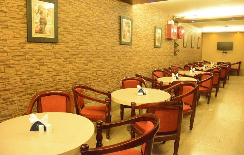 Hotel Eden Roc Bhubaneswar Exterior foto